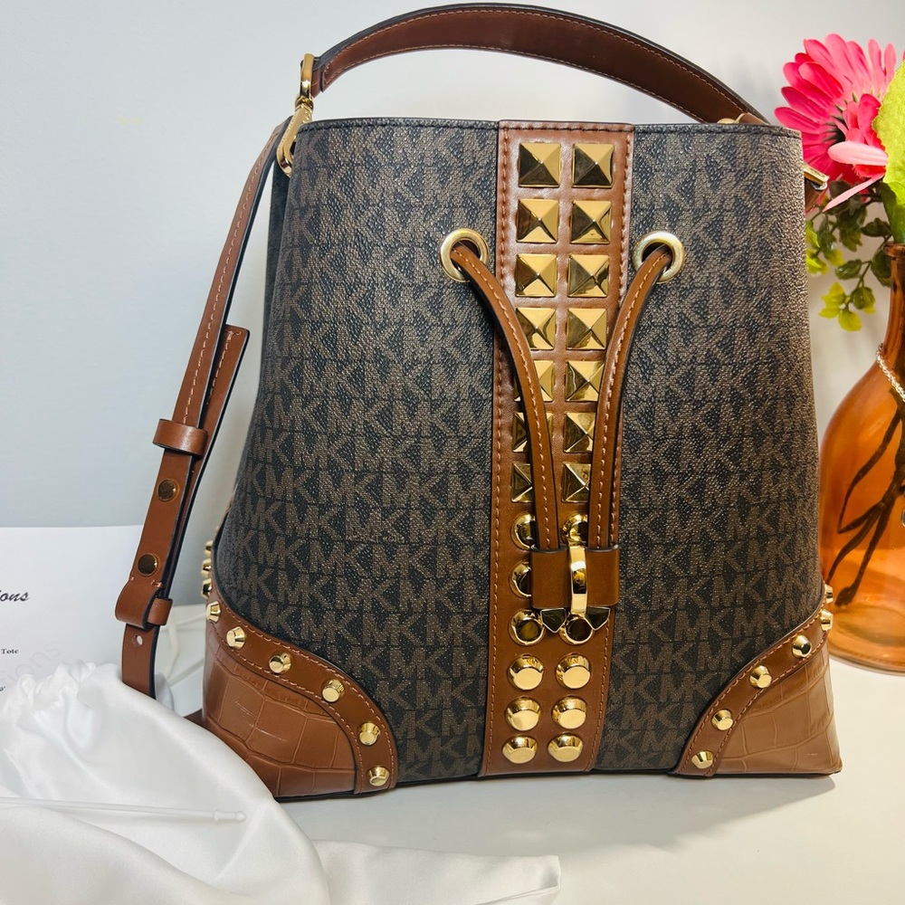 Michael Kors Rare Signature Mercer Gallery Bucket Bag